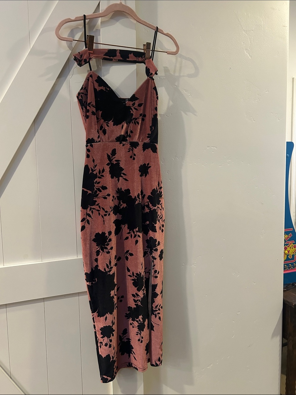 Boohoo Rose Velvety stretchy Dress w Black Floral print w a neck fabric choker